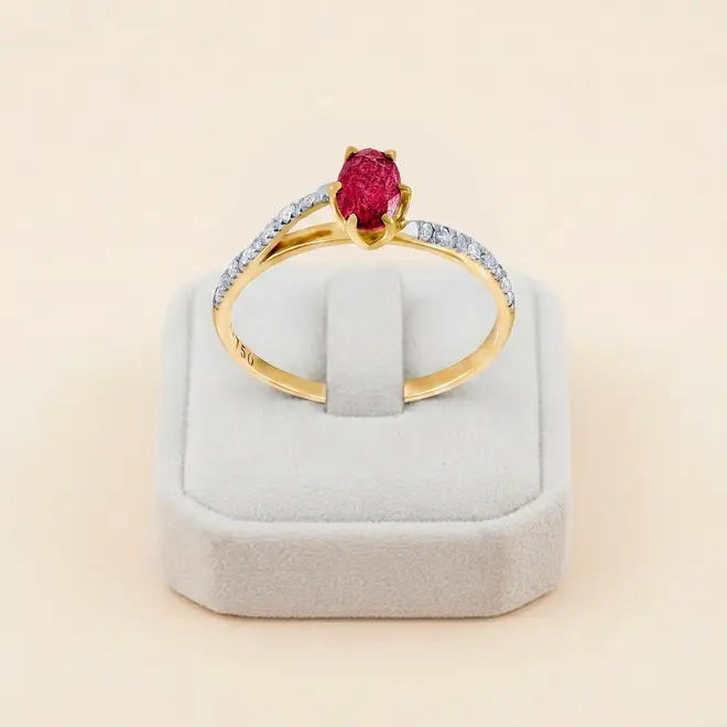 Anel de Ouro com Diamantes e Rubi oval de 68 Pts