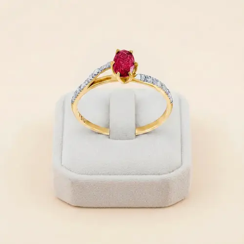 Anel de Ouro com Diamantes e Rubi oval de 68 Pts
