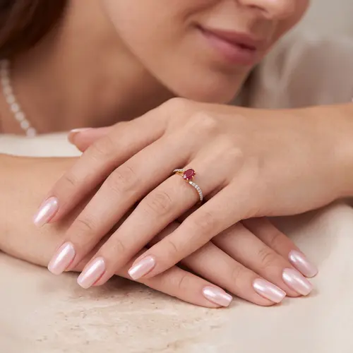 Anel de Ouro com Diamantes e Rubi oval de 68 Pts