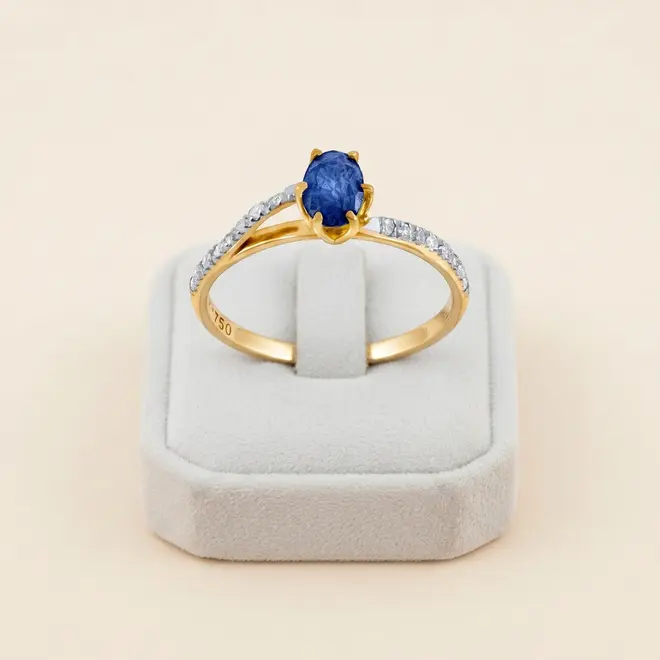 Anel de Ouro com Diamantes e Safira oval de 59 Pts
