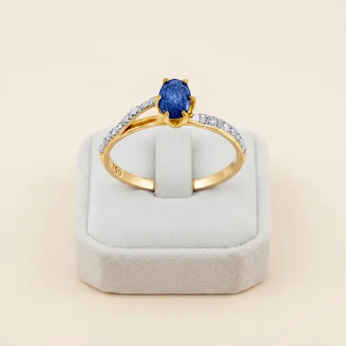 Anel de Ouro com Diamantes e Safira oval de 59 Pts