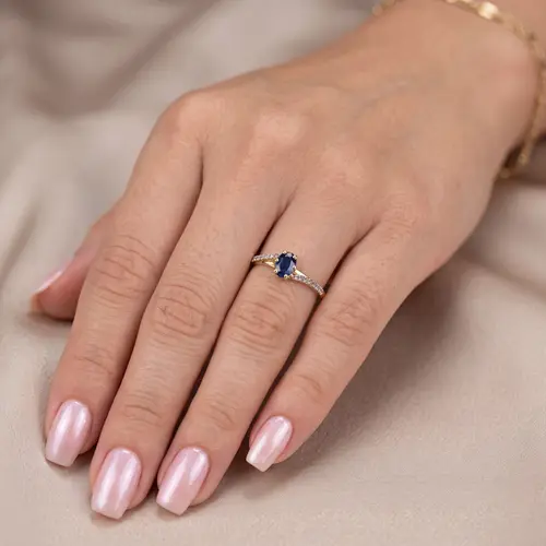 Anel de Ouro com Diamantes e Safira oval de 59 Pts