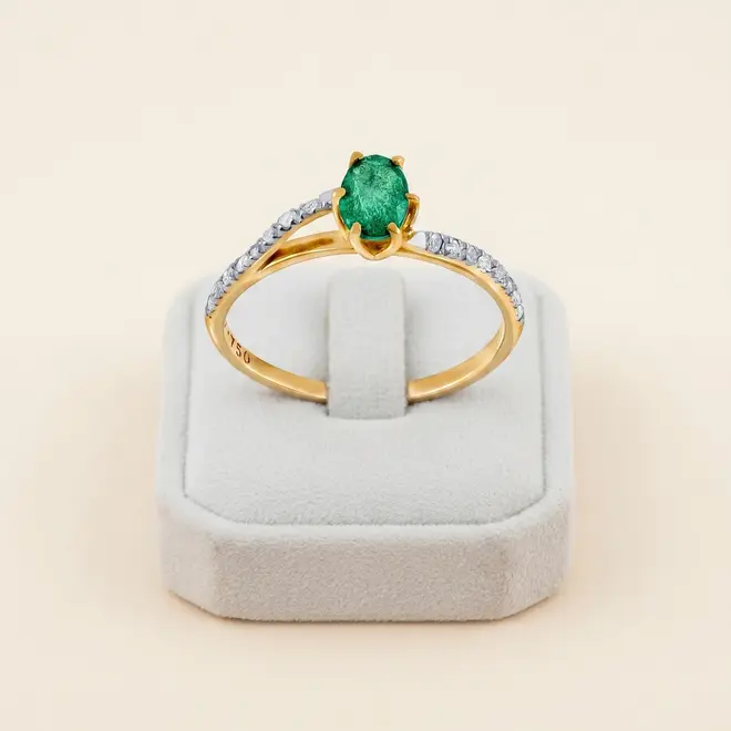 Anel de Ouro com Diamantes e Esmeralda oval de 46 Pts