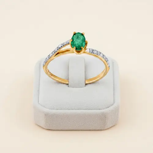 Anel de Ouro com Diamantes e Esmeralda oval de 46 Pts