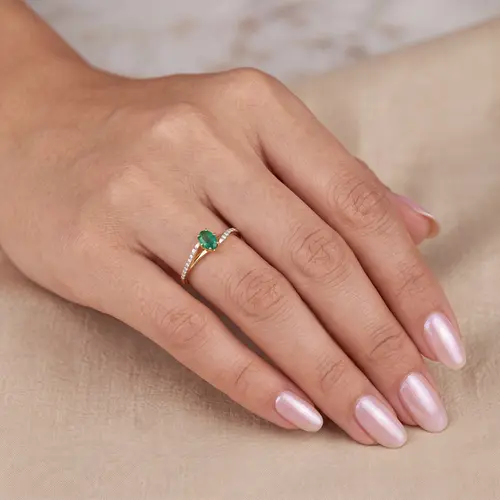 Anel de Ouro com Diamantes e Esmeralda oval de 46 Pts