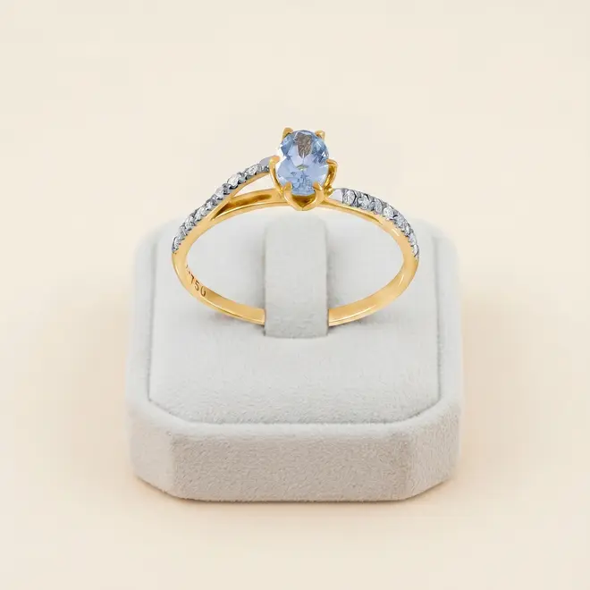 Anel de Ouro com Diamantes e Água Marinha oval de 42 Pts