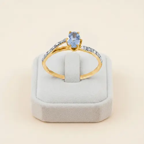Anel de Ouro com Diamantes e Água Marinha oval de 42 Pts