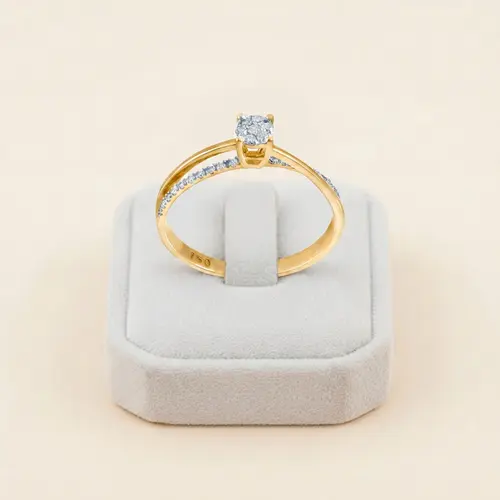 Anel estilo Solitário de Ouro com 27 Diamantes