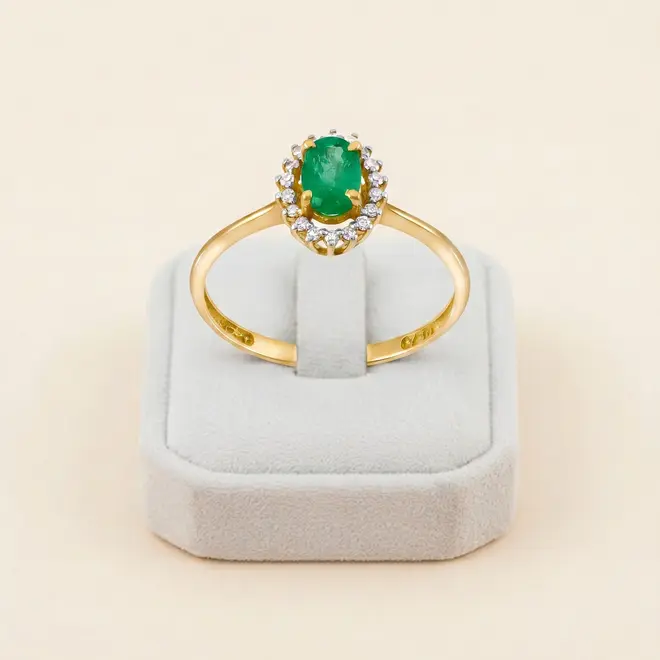 Anel de Ouro com Diamantes e Esmeralda Oval de 42 Pts