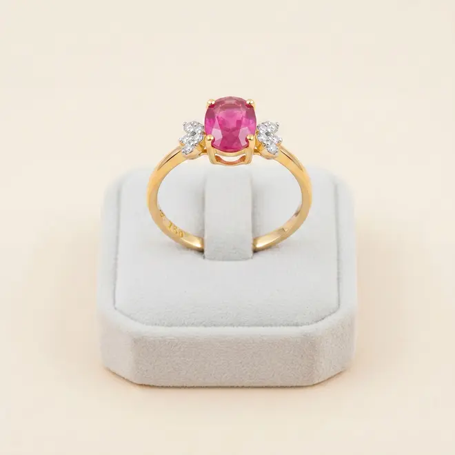 Anel Candy de Ouro Amarelo com 10 Diamantes e Rubi Central de 1,10 ct