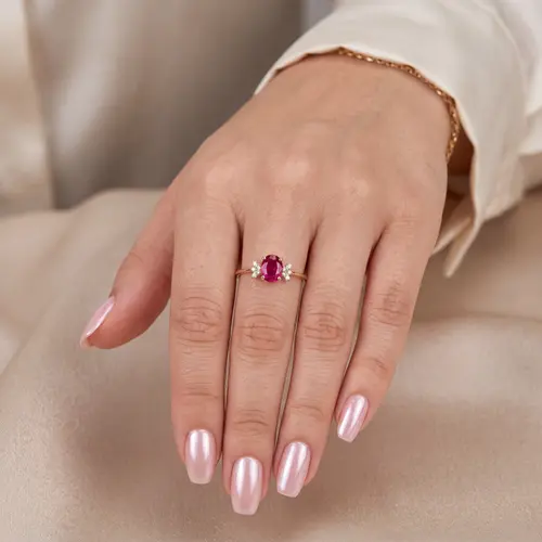 Anel Candy de Ouro Amarelo com 10 Diamantes e Rubi Central de 1,10 ct