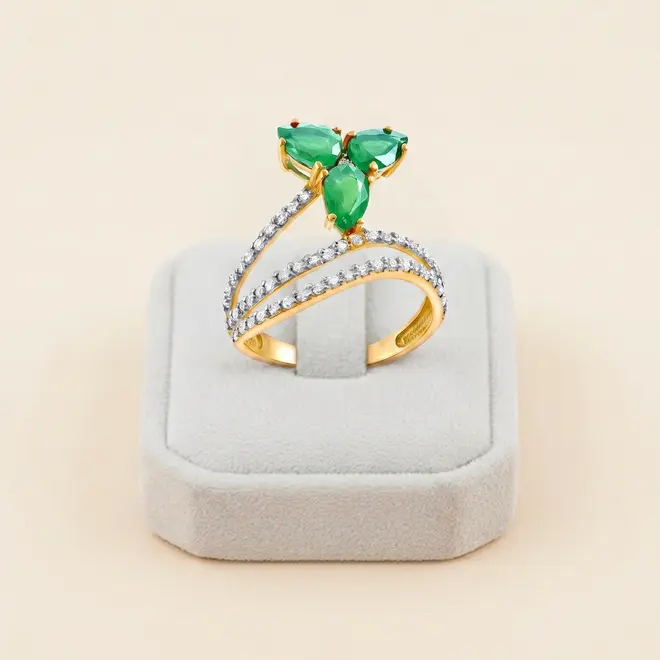 Anel de Ouro Amarelo com 52 Diamantes e 3 Esmeraldas Totalizando 1,08 cts
