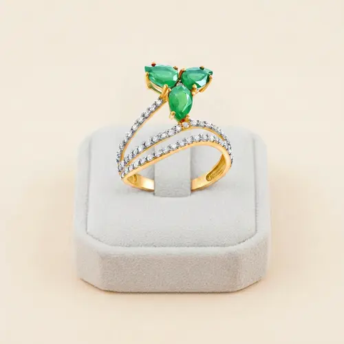 Anel de Ouro Amarelo com 52 Diamantes e 3 Esmeraldas Totalizando 1,08 cts