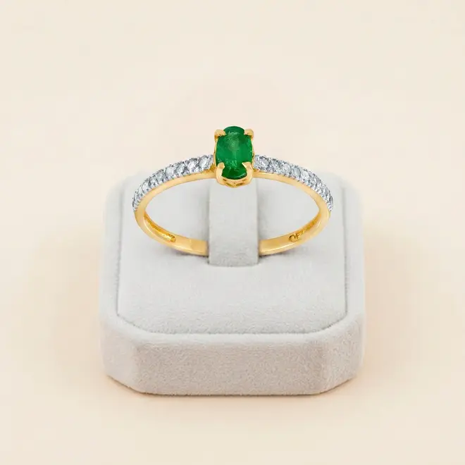 Anel de Ouro com Diamantes e Esmeralda Oval de 60 Pts