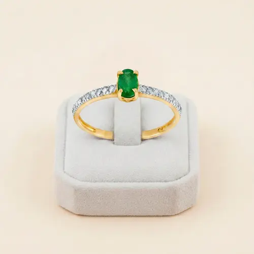 Anel de Ouro com Diamantes e Esmeralda Oval de 60 Pts