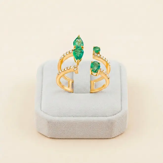 Anel de Ouro Amarelo com 25 Diamantes e 4 Esmeraldas Totalizando 1,50 ct
