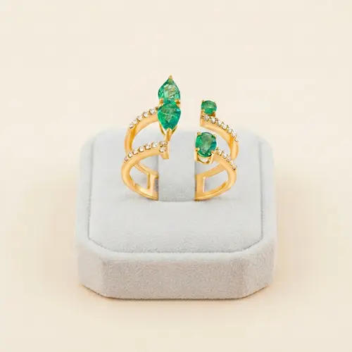 Anel de Ouro Amarelo com 25 Diamantes e 4 Esmeraldas Totalizando 1,50 ct