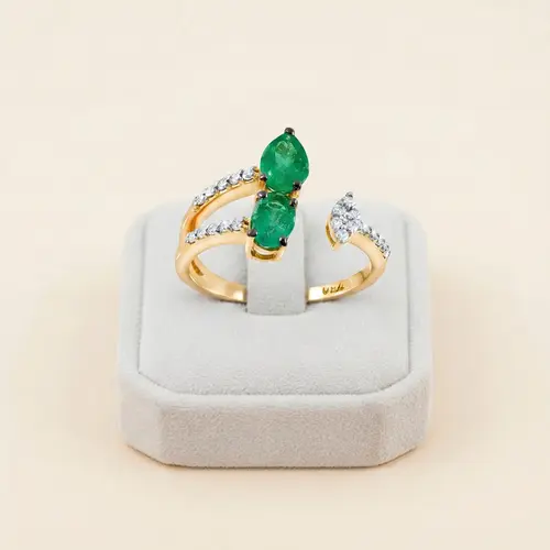 Anel de Ouro Amarelo com 21 Diamantes e 1 ct em Esmeraldas