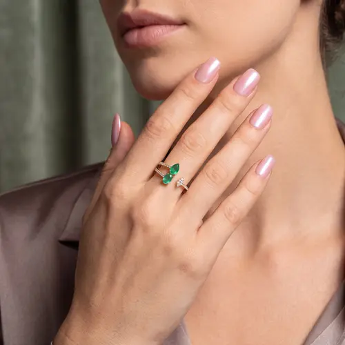 Anel de Ouro Amarelo com 21 Diamantes e 1 ct em Esmeraldas