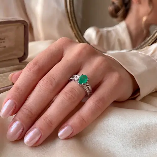 Anel de Ouro Branco com 44 Diamantes e Esmeralda de 1,30 Ct