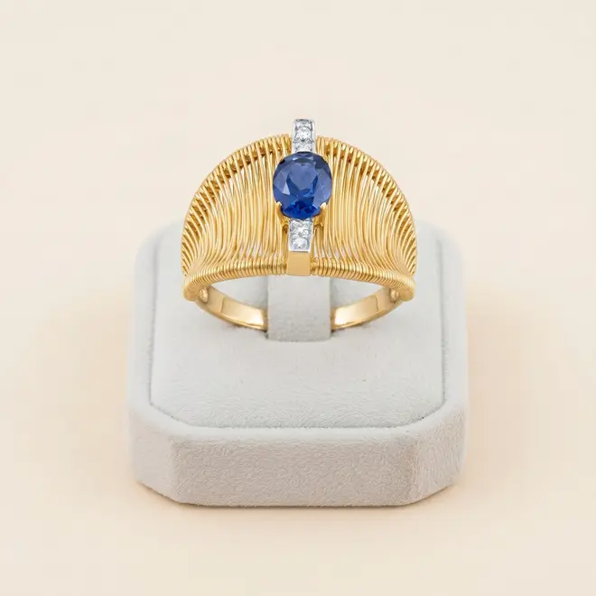 Anel Aramado de Ouro Amarelo com 4 Diamantes e Safira