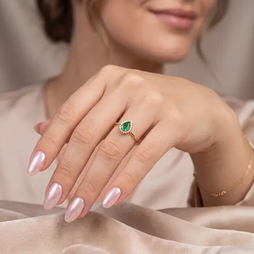 Anel de Ouro com 18 Diamantes e Esmeralda de 50 Pts