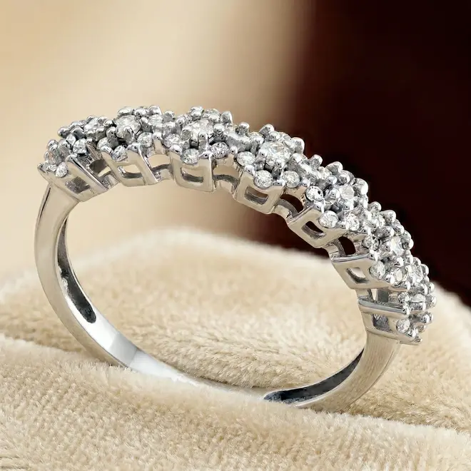 Meia Aliança de Ouro Branco com 49 Diamantes