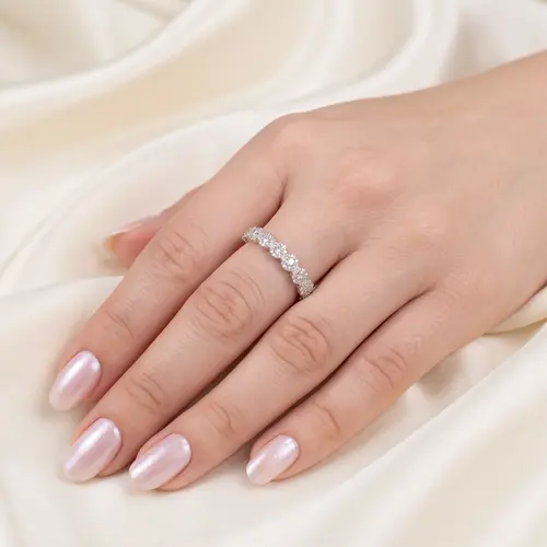 Meia Aliança de Ouro Branco com 49 Diamantes