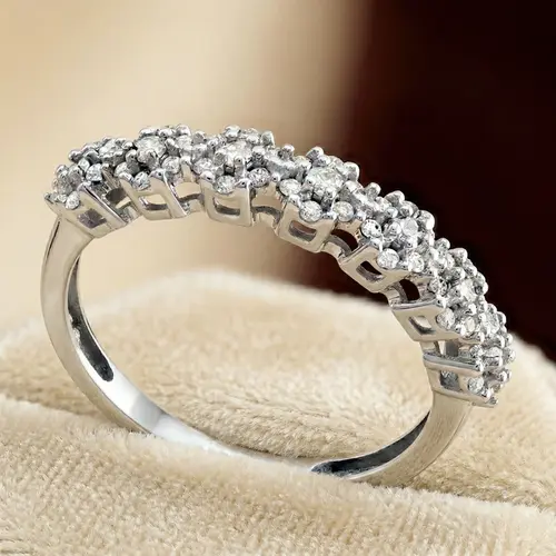 Meia Aliança de Ouro Branco com 49 Diamantes