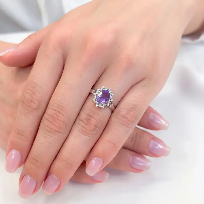 Anel de Ouro Branco com 20 Diamantes e Ametista de 1,20 Ct