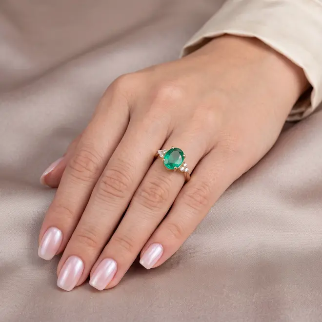 Anel de Ouro Amarelo com 6 Diamantes e Esmeralda de 3 ct