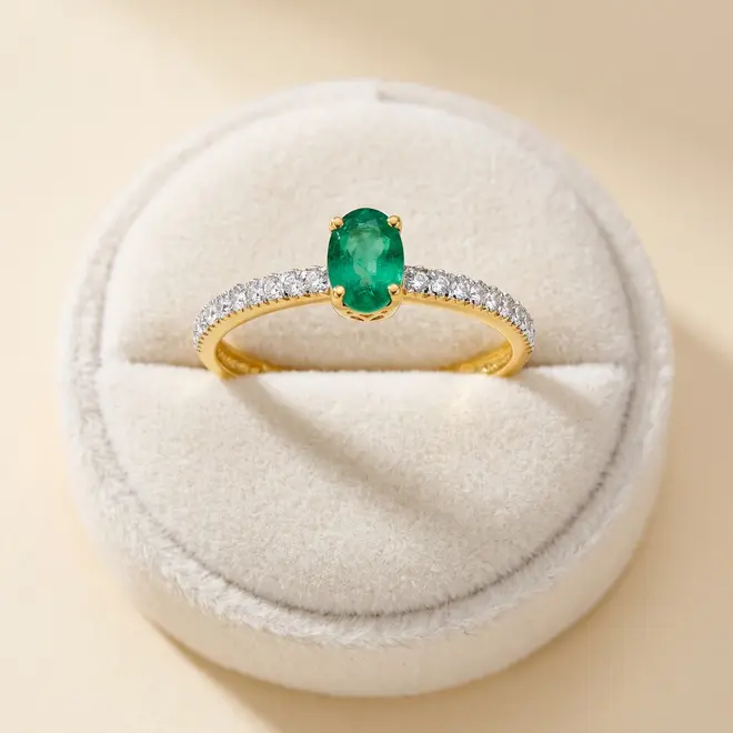Anel de Ouro com 20 Diamantes e Esmeralda de 1 Ct
