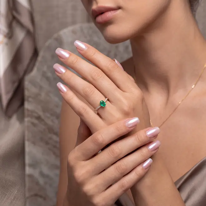 Anel de Ouro com 20 Diamantes e Esmeralda de 1 Ct