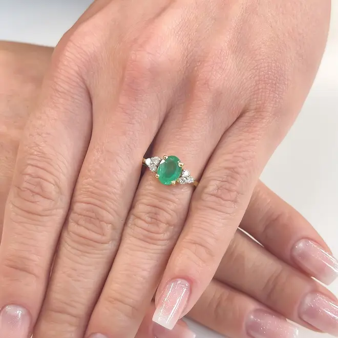 Anel de Ouro Amarelo com 6 Diamantes e Esmeralda de 1,38 ct