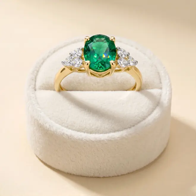 Anel de Ouro Amarelo com 6 Diamantes e Esmeralda de 1,38 ct
