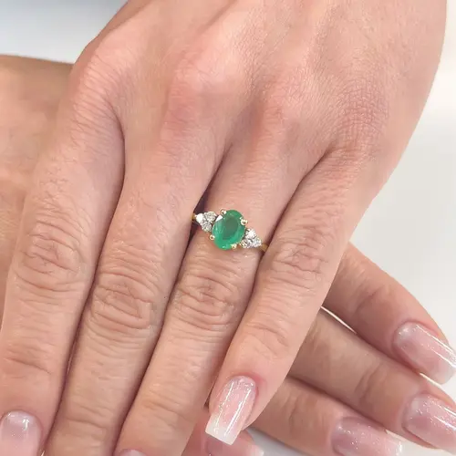 Anel de Ouro Amarelo com 6 Diamantes e Esmeralda de 1,38 ct