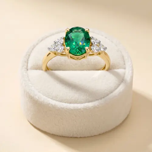 Anel de Ouro Amarelo com 6 Diamantes e Esmeralda de 1,38 ct