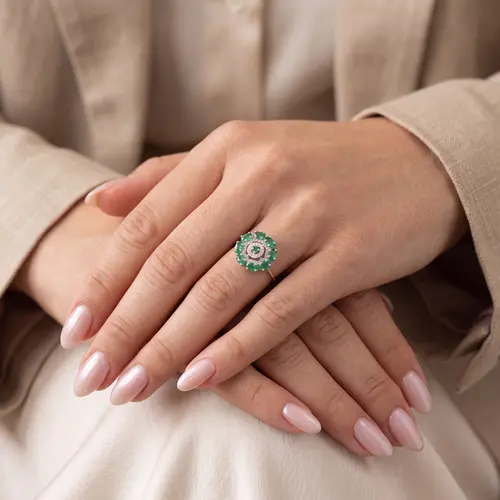 Anel de Ouro Branco com 30 pts em Diamantes e 1,9 ct em Esmeraldas