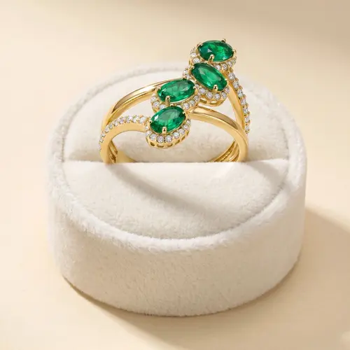 Anel de Ouro Amarelo com 86 Diamantes e 4 cts em Esmeraldas