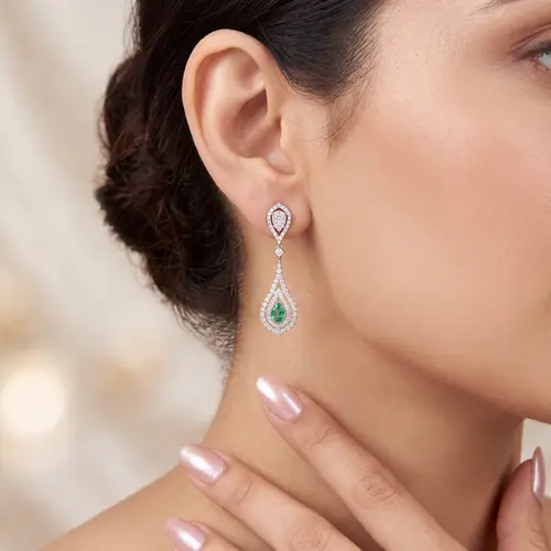 Par de Brincos de Ouro Branco com 160 Diamantes e 1 ct em Esmeraldas