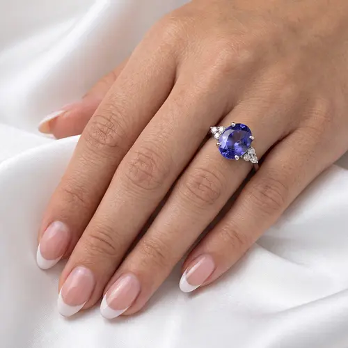 Anel de Ouro Branco com Diamantes e Tanzanita oval de 3,79 Cts