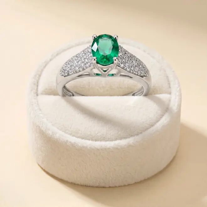 Anel de Ouro Branco com Diamantes e Esmeralda de 46 Pts