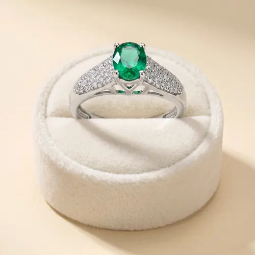 Anel de Ouro Branco com Diamantes e Esmeralda de 46 Pts