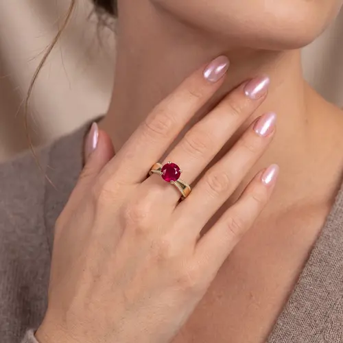 Anel de Ouro com Diamantes e Rubi de 2,60 Cts