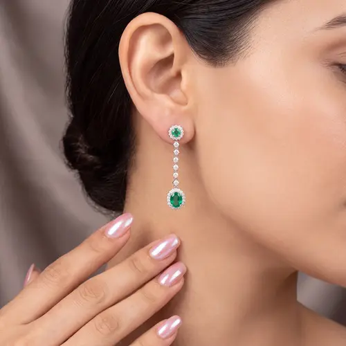 Par de Brincos Suspensos de Ouro Branco com Diamantes e Esmeraldas