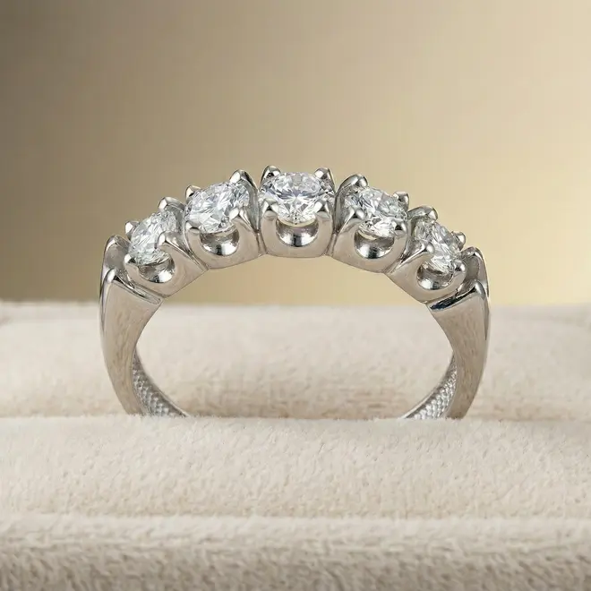 Meia Aliança de Ouro Branco com 1,10 ct em Diamantes