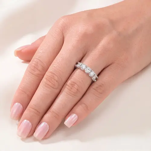 Meia Aliança de Ouro Branco com 1,10 ct em Diamantes