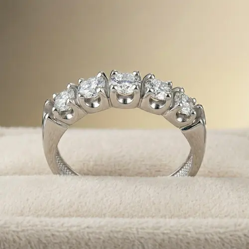 Meia Aliança de Ouro Branco com 1,10 ct em Diamantes
