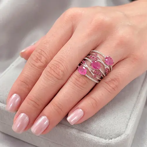 Anel de Ouro Branco com Diamantes e 2,76 Cts em Rubis