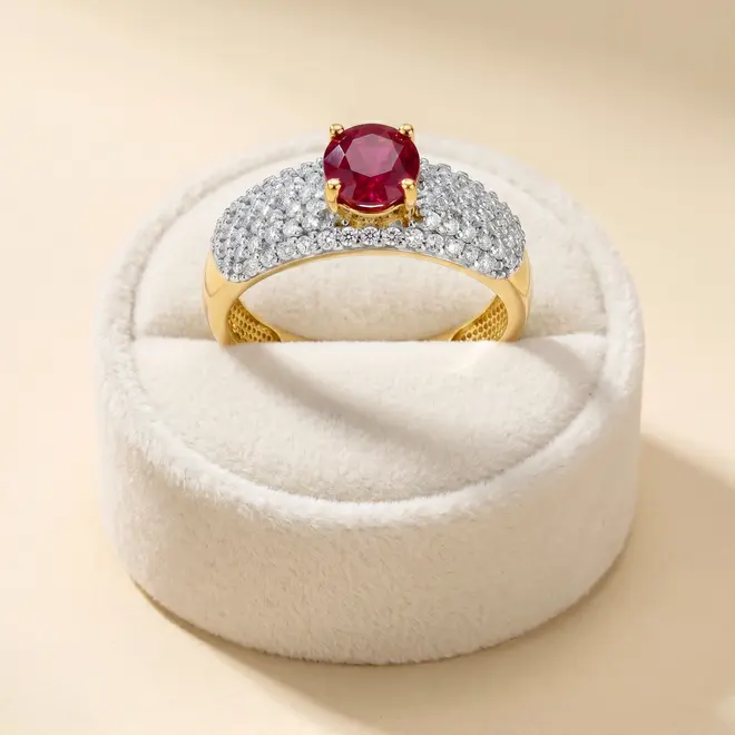 Anel de Ouro com 86 Diamantes e Rubi de 1,92 Ct